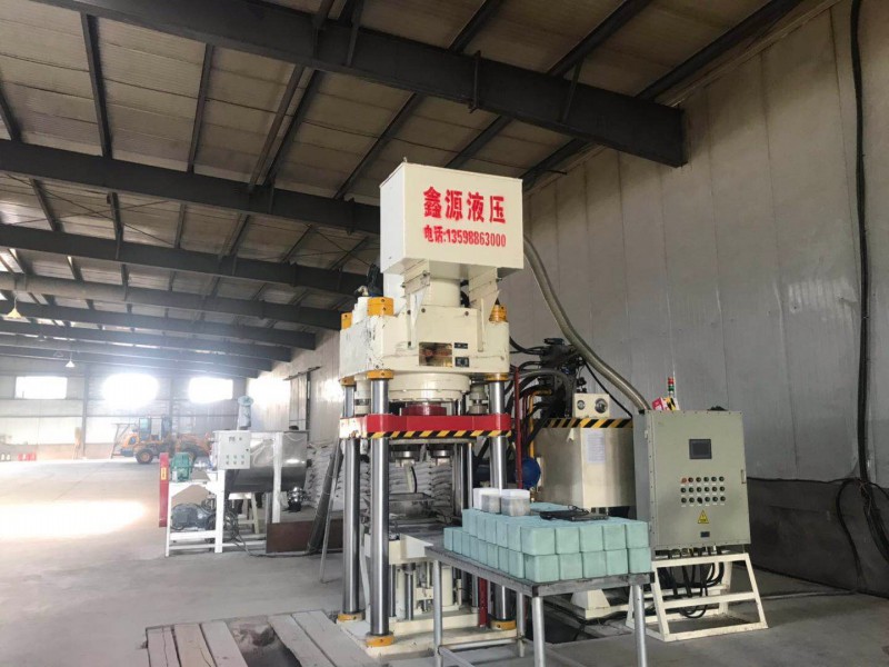山東自動舔鹽磚壓塊機2-5公斤餅塊Y淄博市雙塊鹽磚機客戶現(xiàn)場