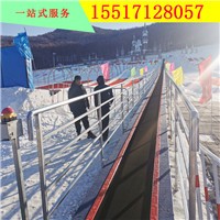景區(qū)魔毯輸送帶運(yùn)送游客量大 滑雪場(chǎng)魔毯人工造雪機(jī)廠家